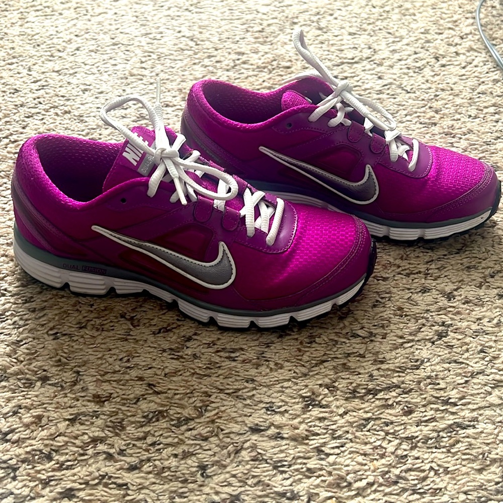 Nike Dual Fusion Women Tennis Shoe Size 7.5